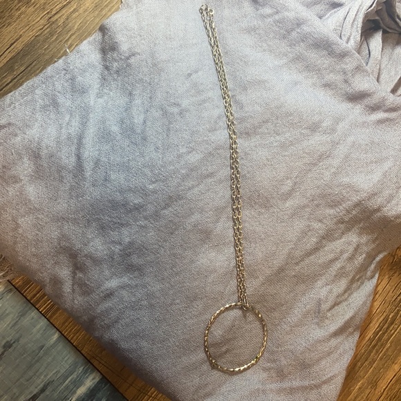 Textured circle silver chain inspired necklace - Picture 3 of 7